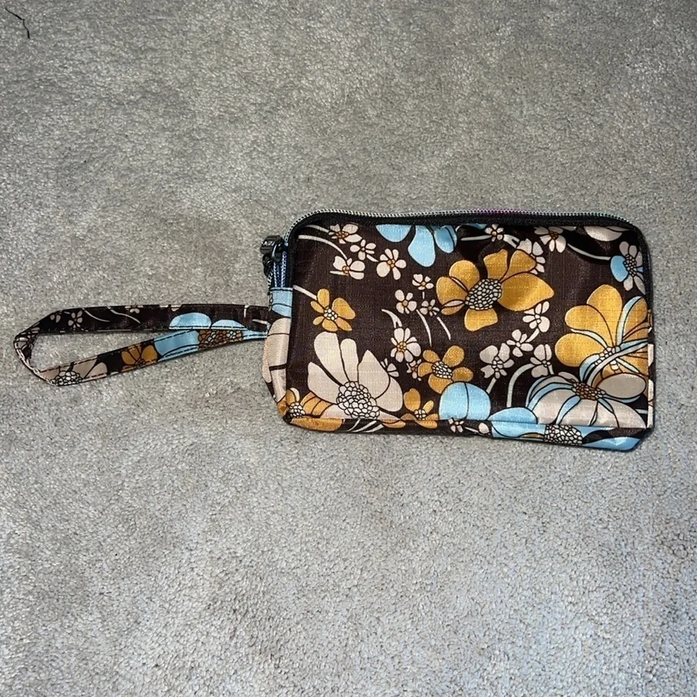 NWOT 3 zipper pocket wristlet with floral design